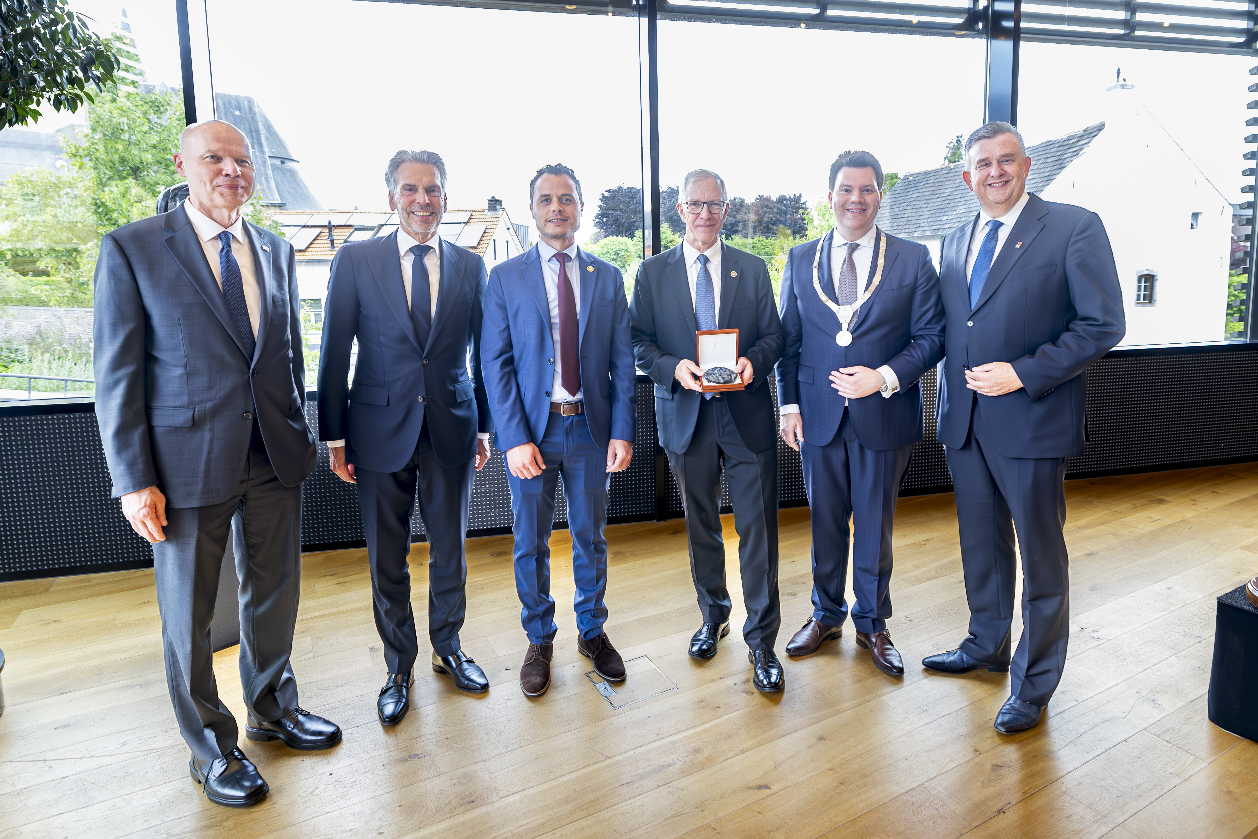 Chargé d’Affairs Marcus Micheli, minister-president Dick Schoof, acting superintendent Ryan Dakir, operationeel directeur ABMC Thomas Spoehr, burgemeester Alain Krijnen, gouverneur Emile Roemer. 